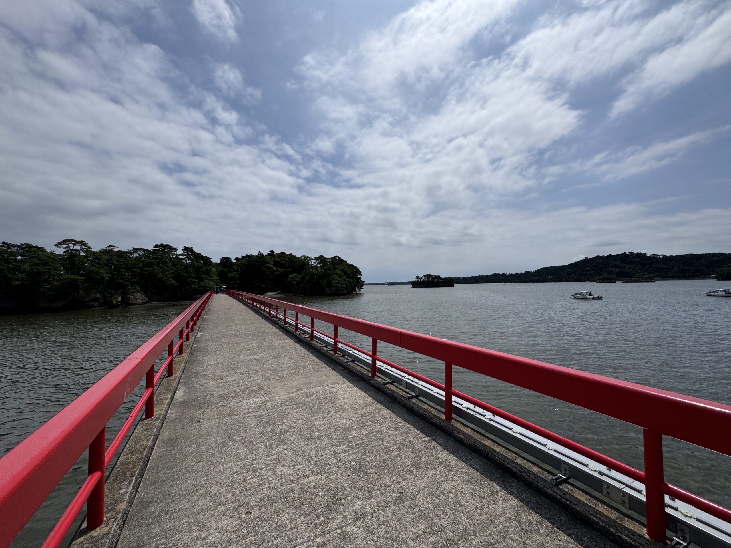 週末旅で立ち寄りたい静かな湖畔の風景