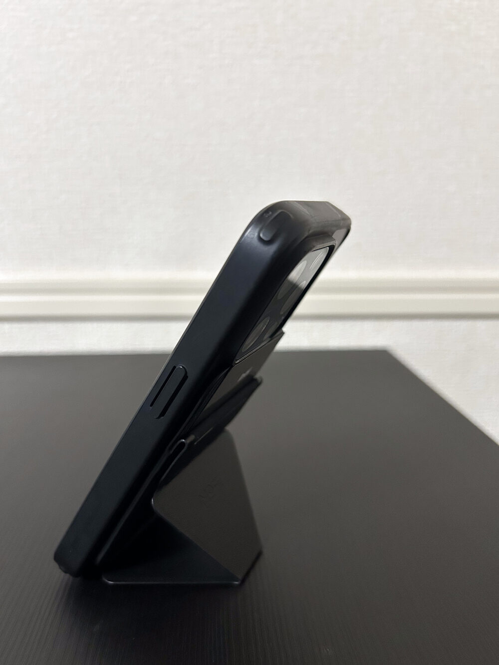 MOFT Snap-Onのスタンドを開いてiPhoneを縦置きした実物写真(横から)